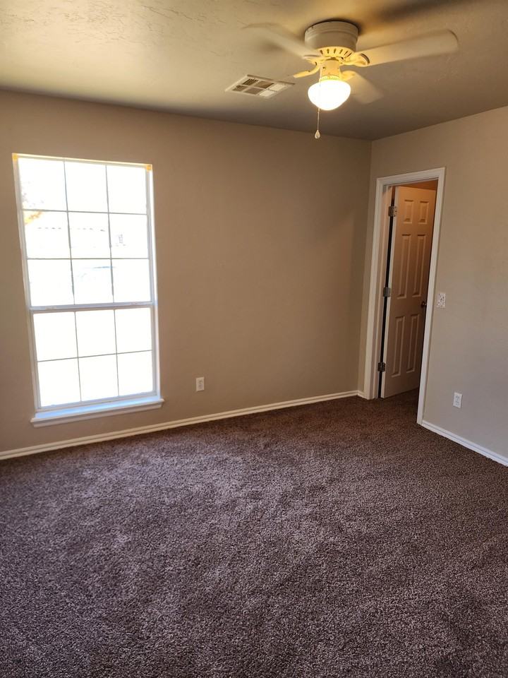 2724 W Oklahoma Ave - Photo 3 of 11