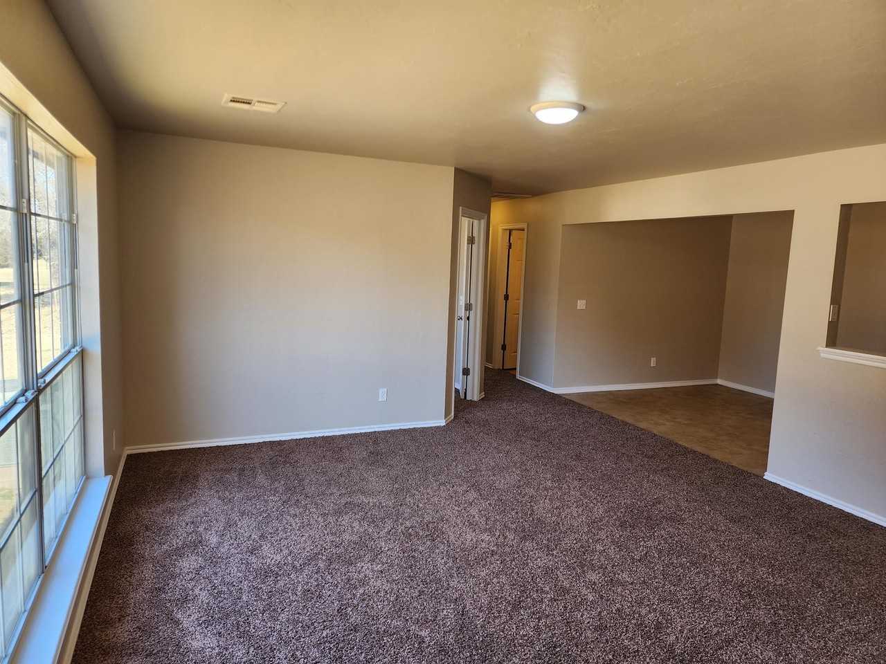 2724 W Oklahoma Ave - Photo 2 of 11