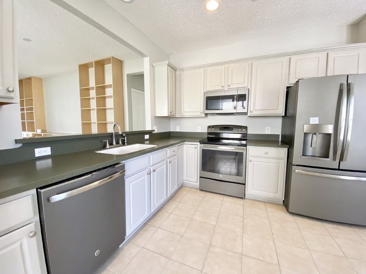 565 Colonel Thomas Heyward Rd - Photo 2 of 19