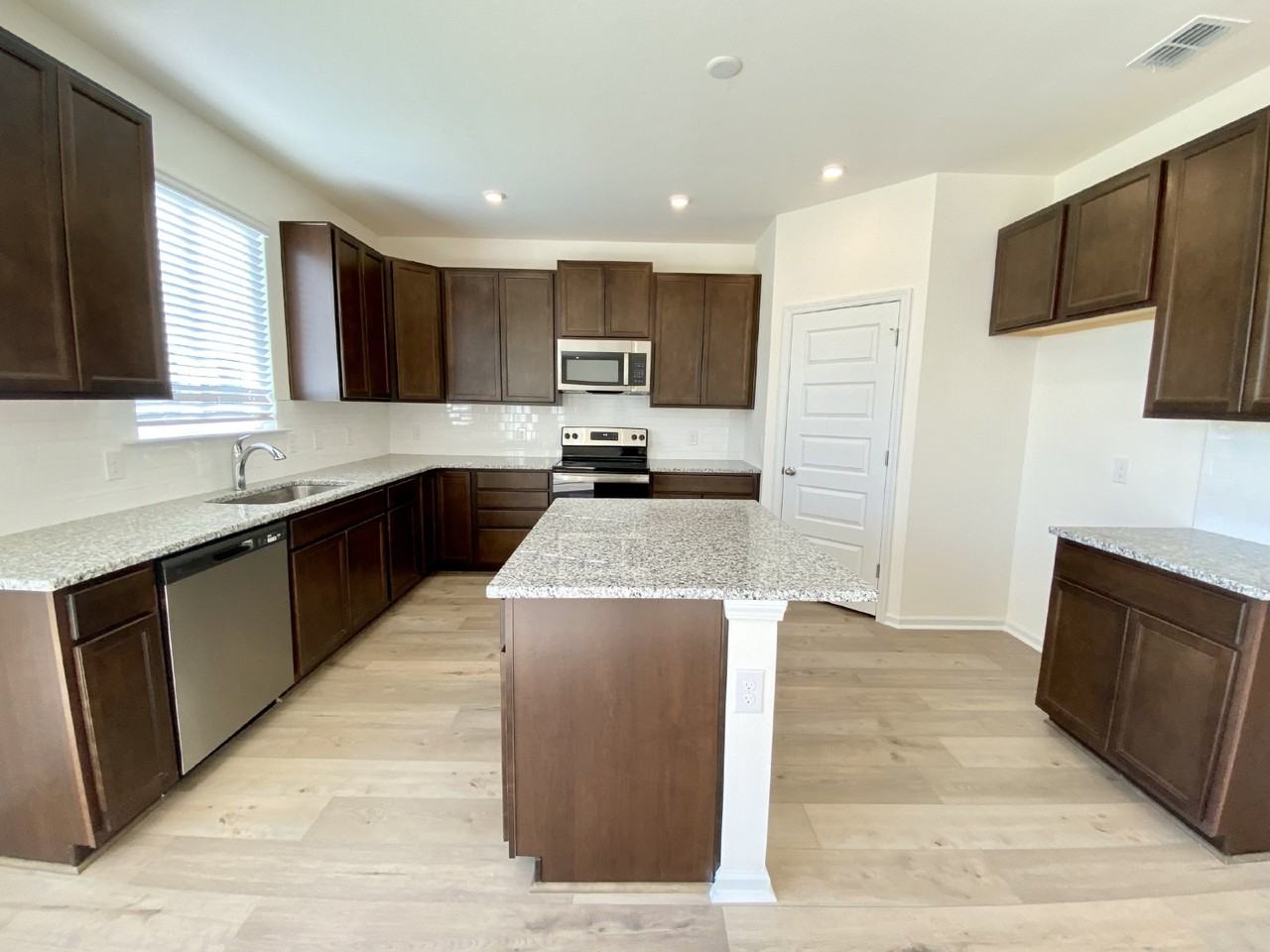 82 Mainland Lakes Dr - Photo 2 of 20