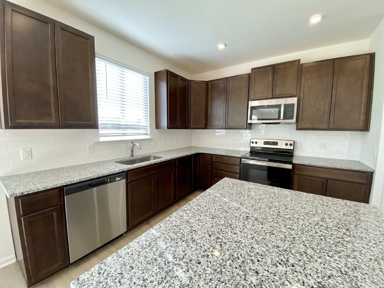 82 Mainland Lakes Dr - Photo 3 of 20
