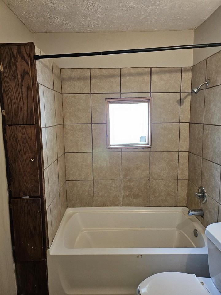 870 Crawford St #1 - Photo 3 of 6