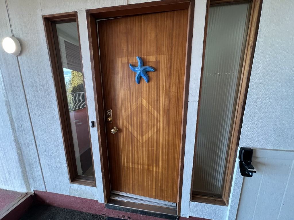 10143 Victoria Rd Uppr - Photo 2 of 28