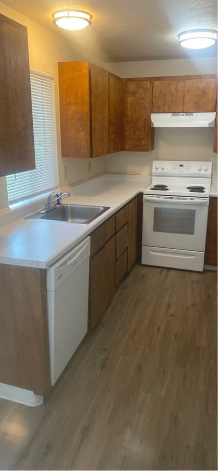 845 Southeast East Slope Road - Photo 2 of 11