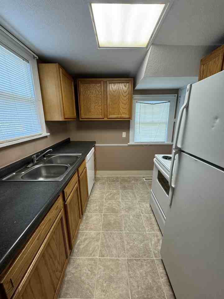 1401 S Duluth Avenue - Photo 3 of 7
