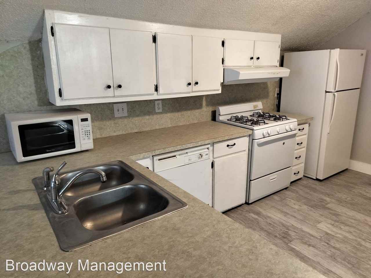 Bronchos Apartments in Edmond, OK next to UCO campus - Photo 2 of 12