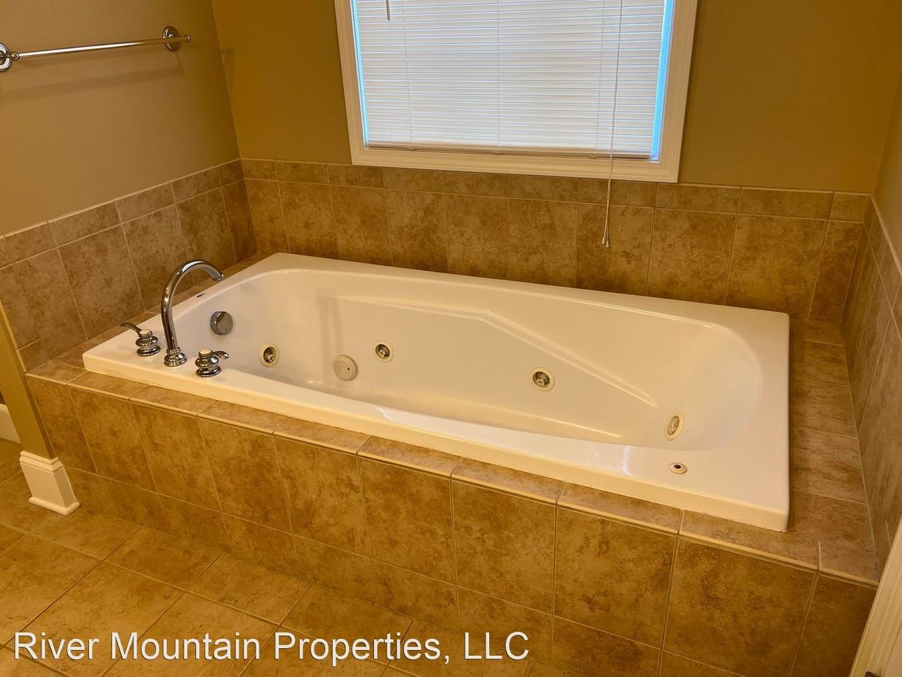 1686 Turnberry Ln - Photo 3 of 35