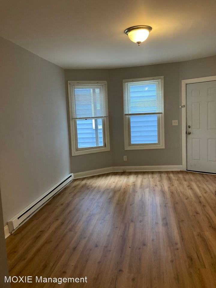 174 Montauk Ave - Photo 3 of 9