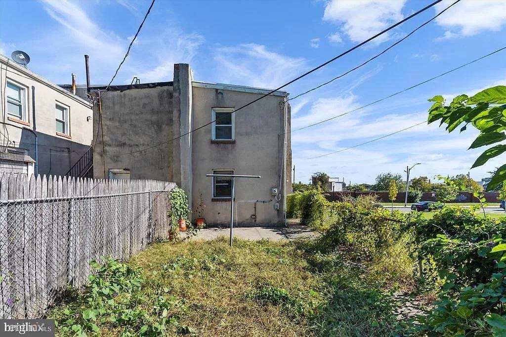1328 N Fremont Ave Rm 1 - Photo 2 of 21