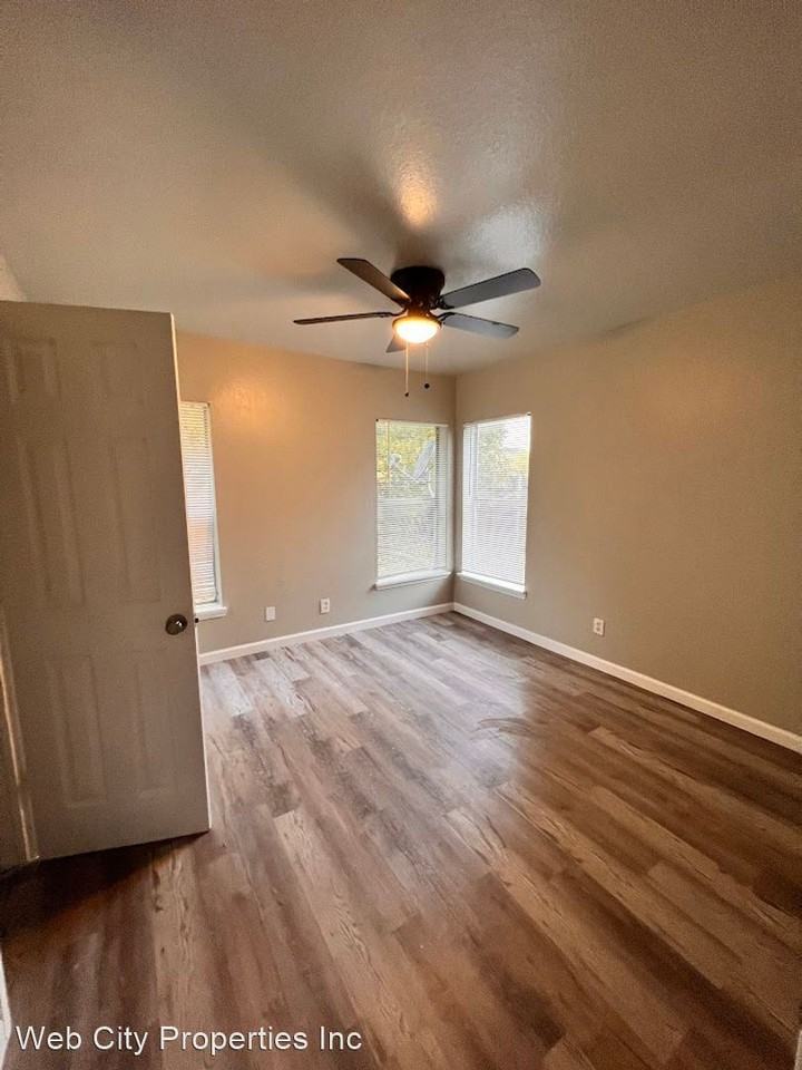 231-233 SE 13th St. - Photo 3 of 16