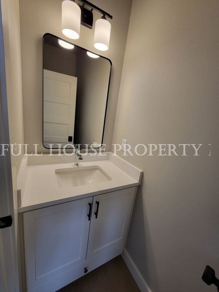 1096 S 33rd St - Photo 3 of 20