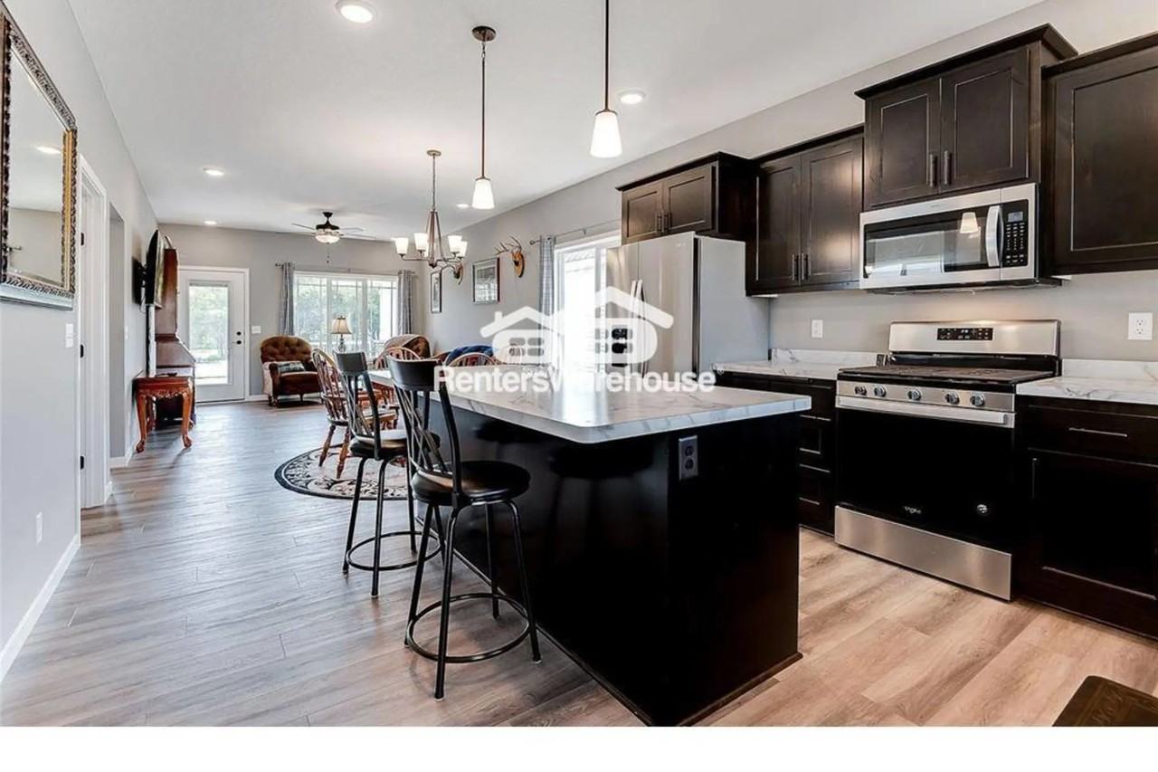 825 Golden Way Nw - Photo 2 of 21