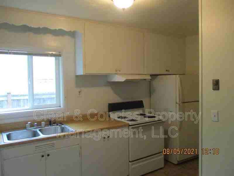 30 1/2 Monroe St - Photo 2 of 6