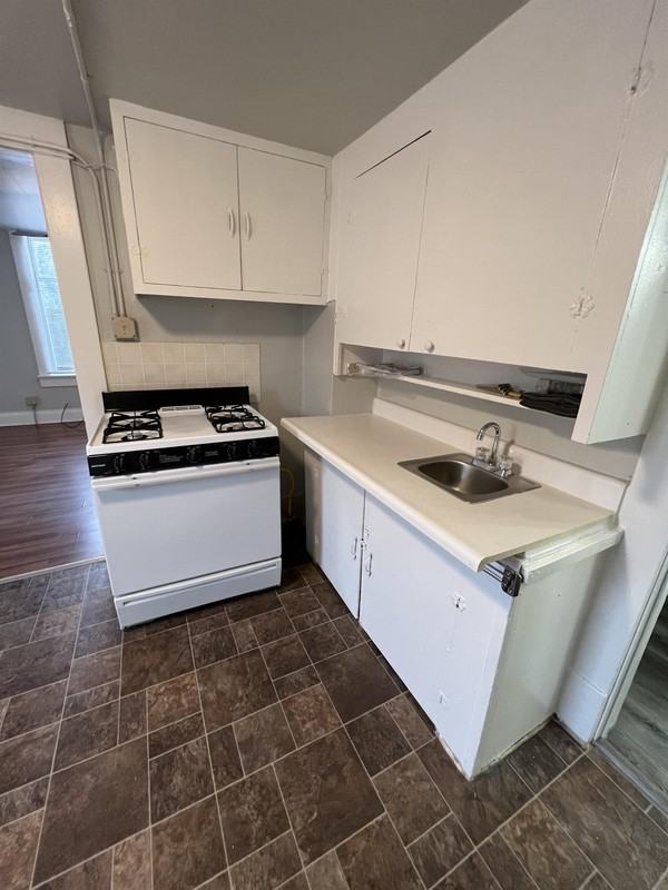 1610 Pebrican Ave - Photo 5 of 10