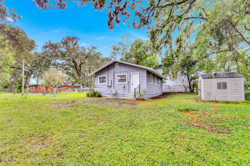 1031 Sycamore St - Photo 3 of 9