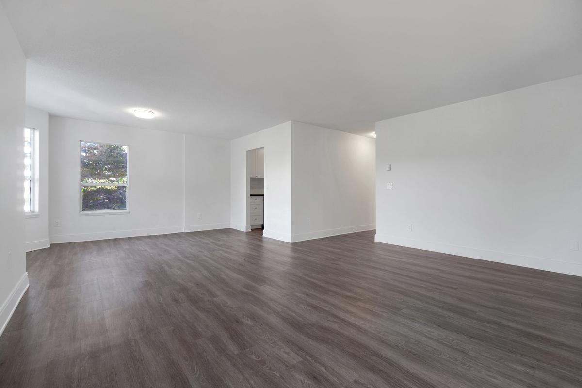 1651 Dufferin Crescent - Photo 2 of 50