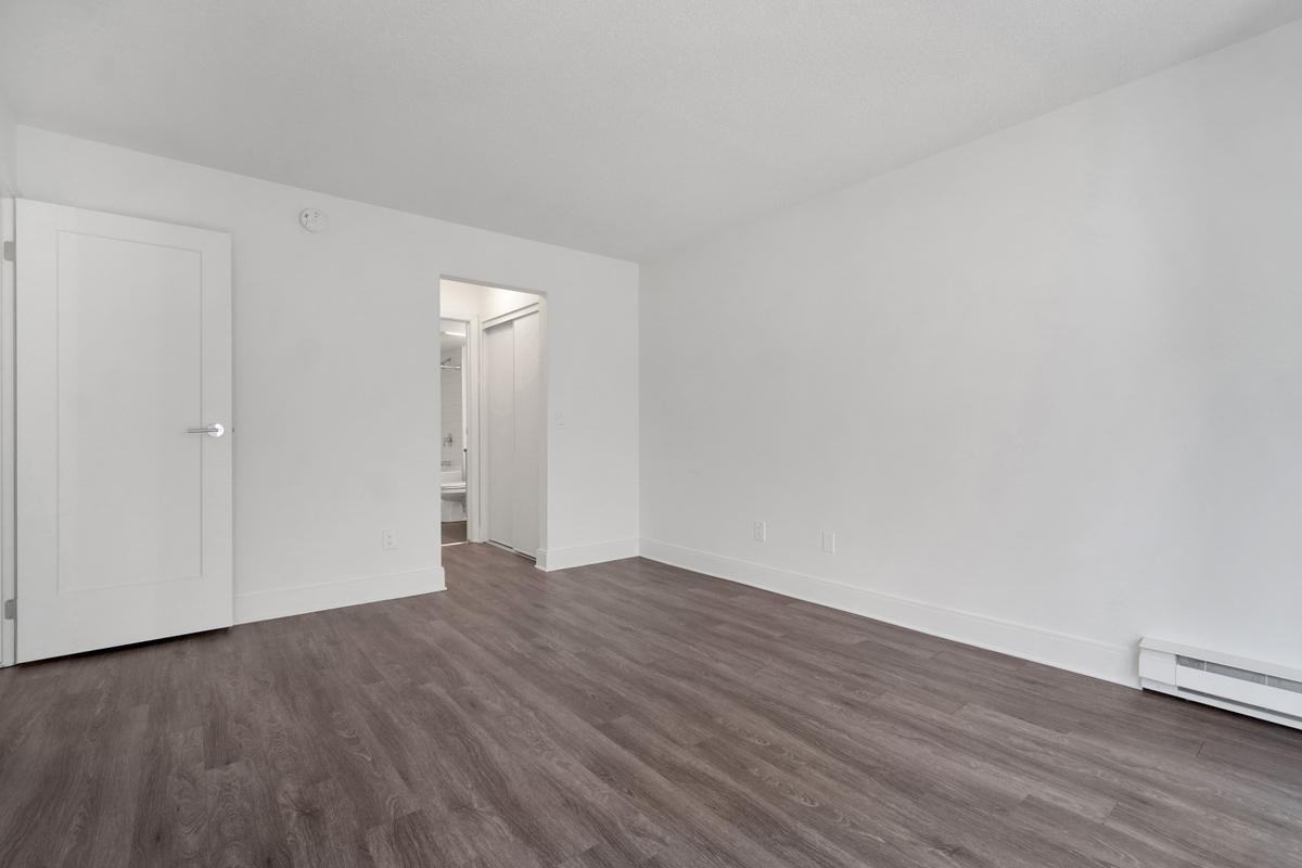 1651 Dufferin Crescent - Photo 3 of 50