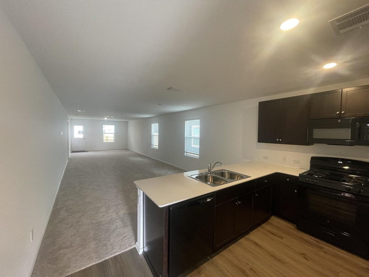 147 Gabbro Gdns #1 - Photo 3 of 12