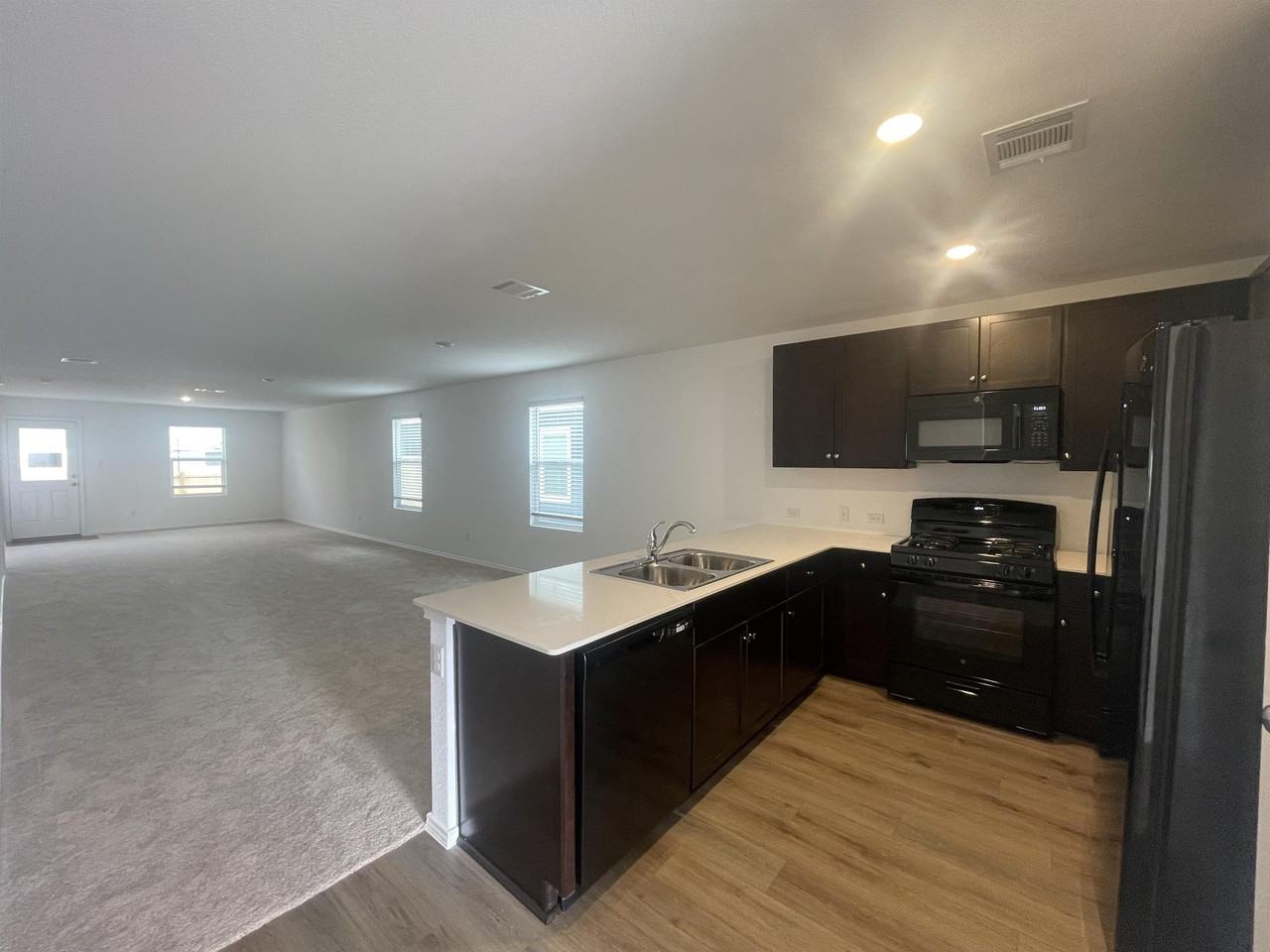 147 Gabbro Gdns #1 - Photo 4 of 12