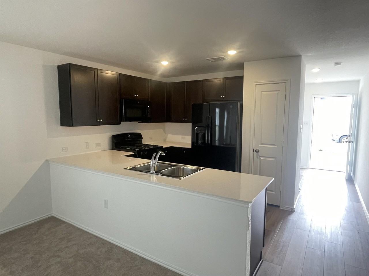 147 Gabbro Gdns #1 - Photo 5 of 12