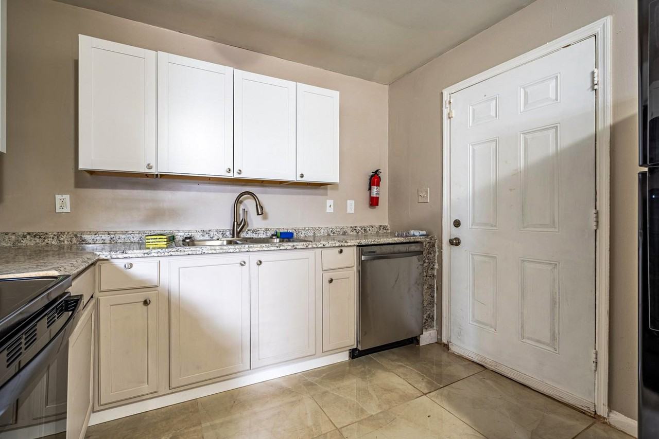 Pineside Dr - Photo 5 of 13