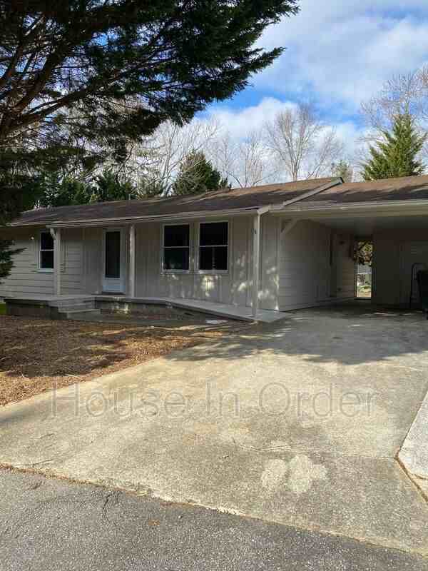 109 Chelsea St, Hendersonville, NC 28791 3 Bedroom House for 1,775