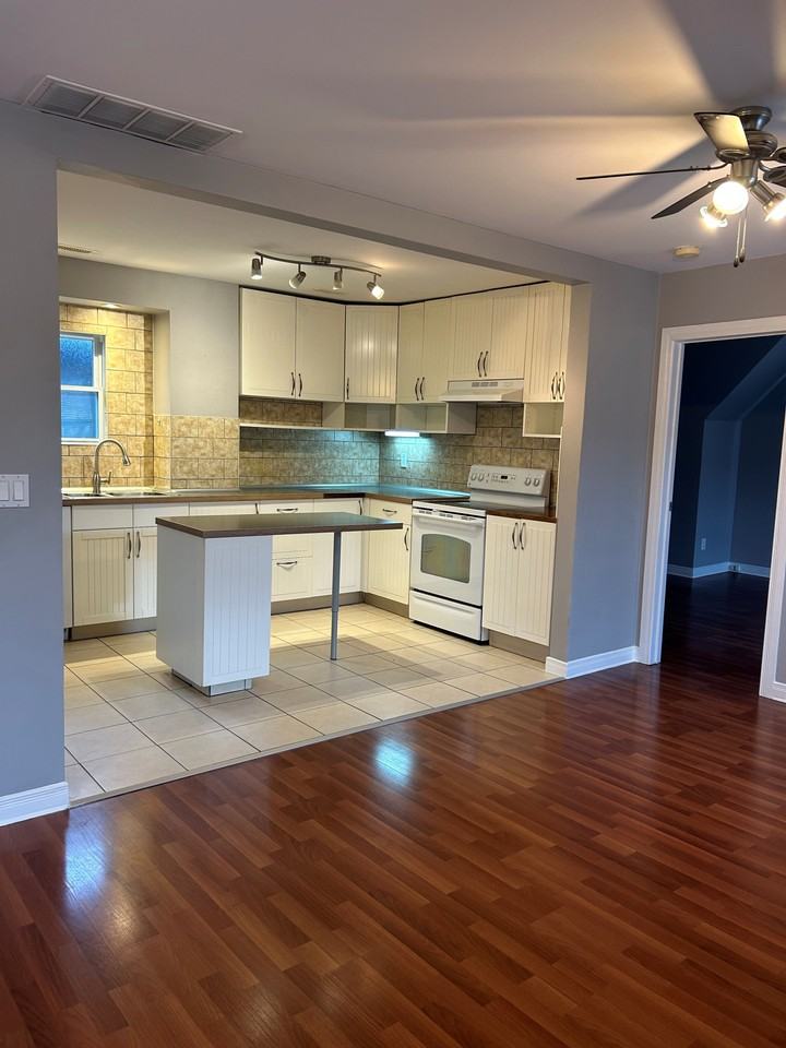 209 Balsam Avenue South #3 - Photo 4 of 18