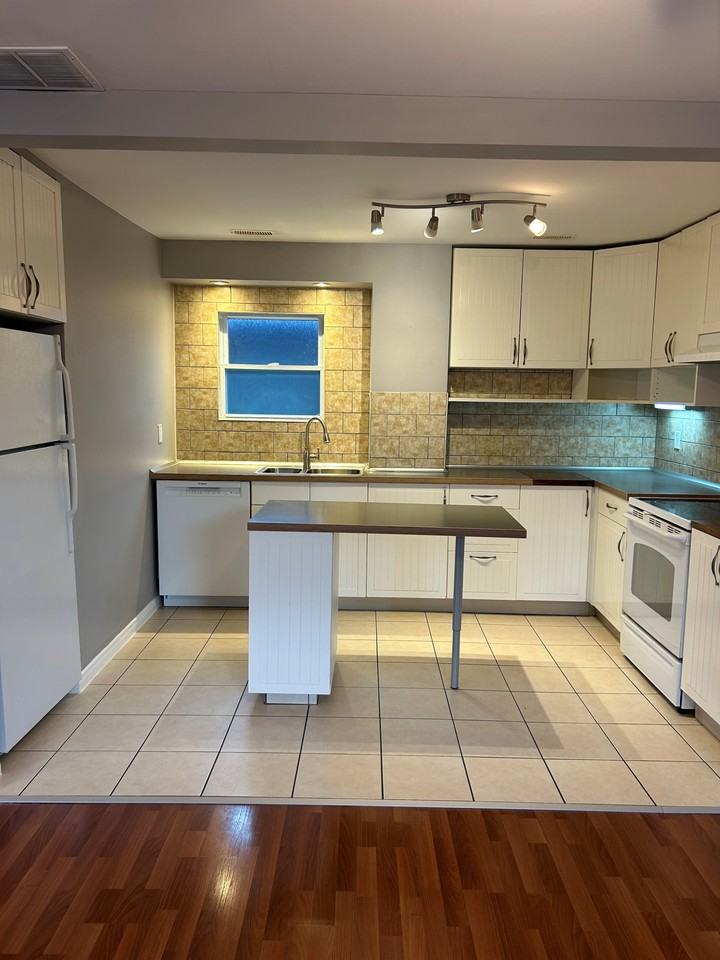 209 Balsam Avenue South #3 - Photo 5 of 18