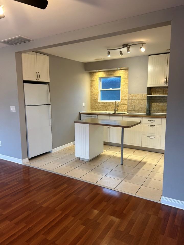 209 Balsam Avenue South #3 - Photo 6 of 18