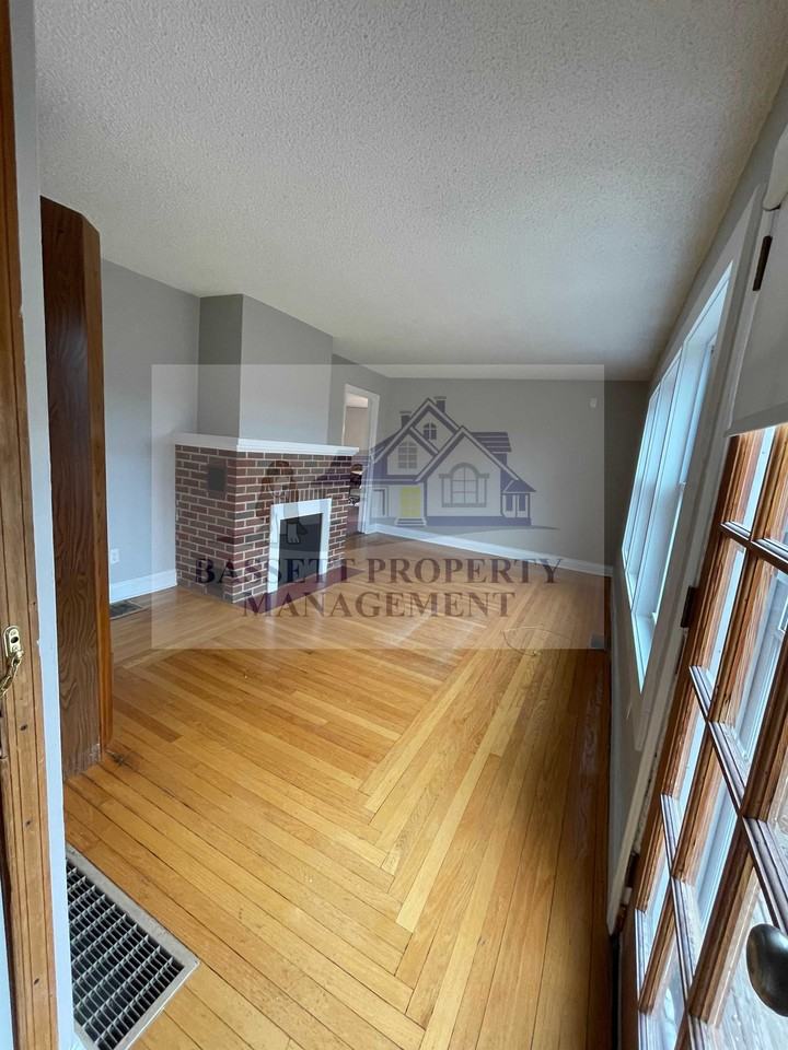 1952 Middletown Avenue - Photo 2 of 26