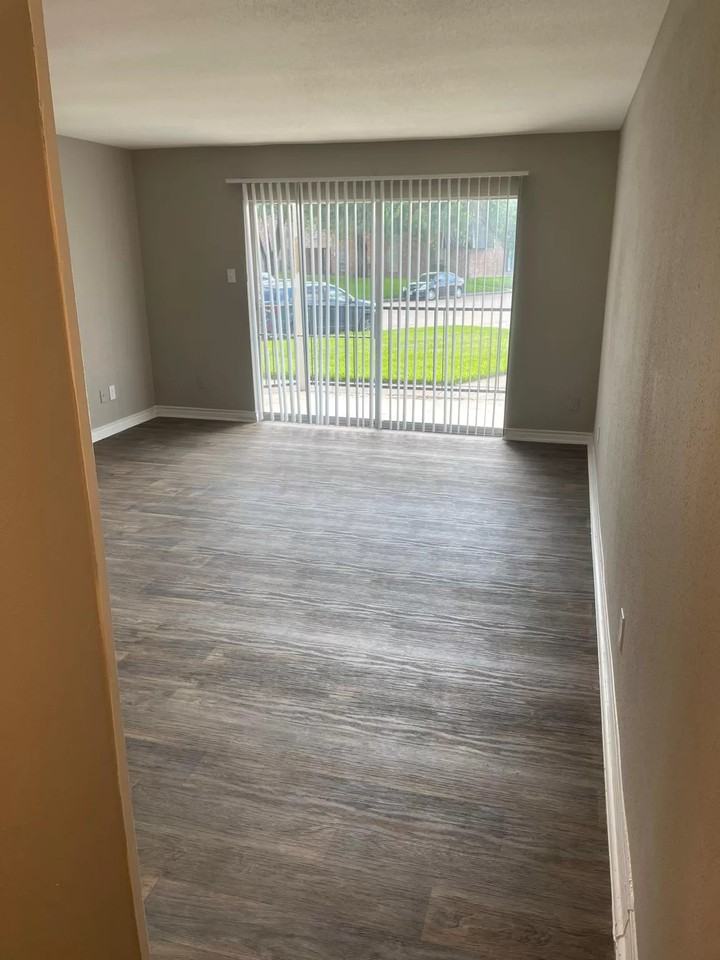 Bateswood Manor - Photo 2 of 29