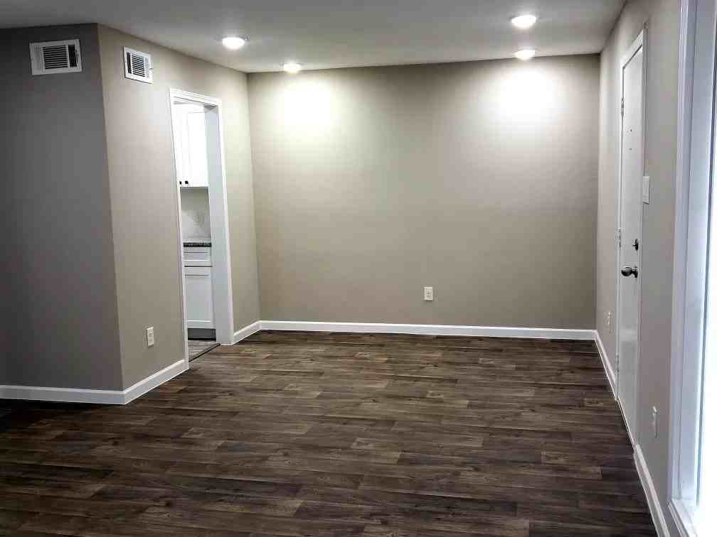 Bateswood Manor - Photo 5 of 29