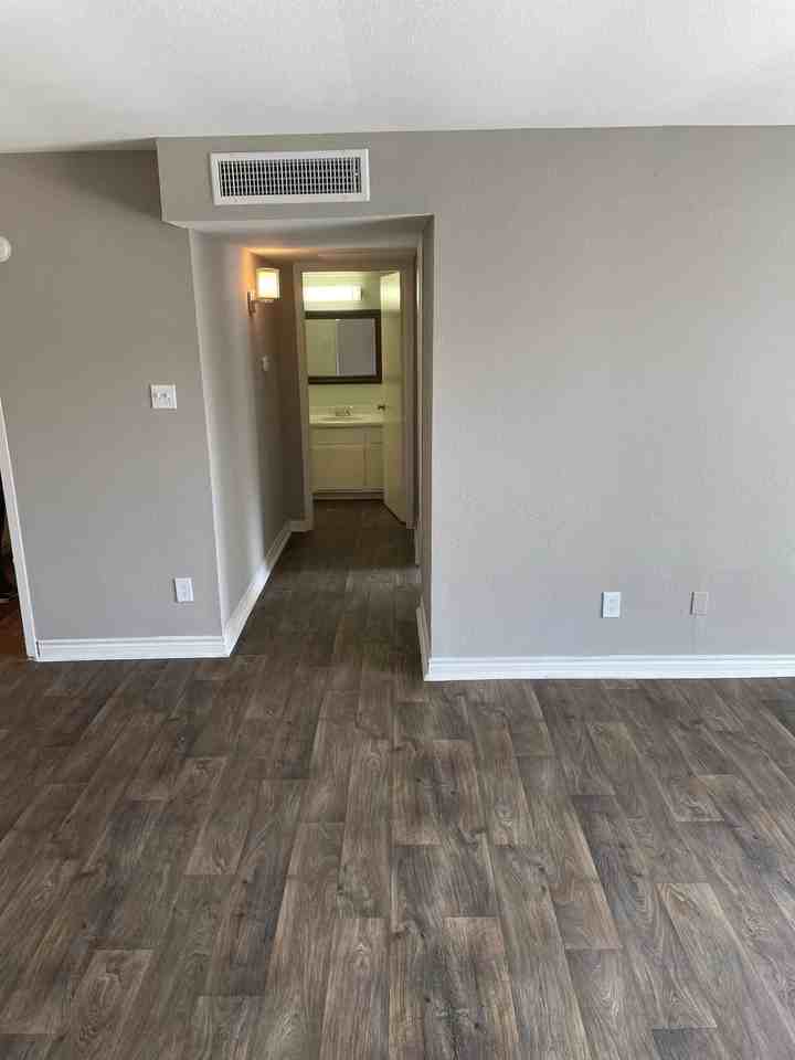 Bateswood Manor - Photo 7 of 29