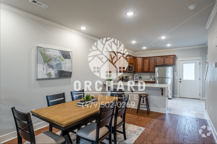 356 N Seattle Ave #F - Photo 2 of 8