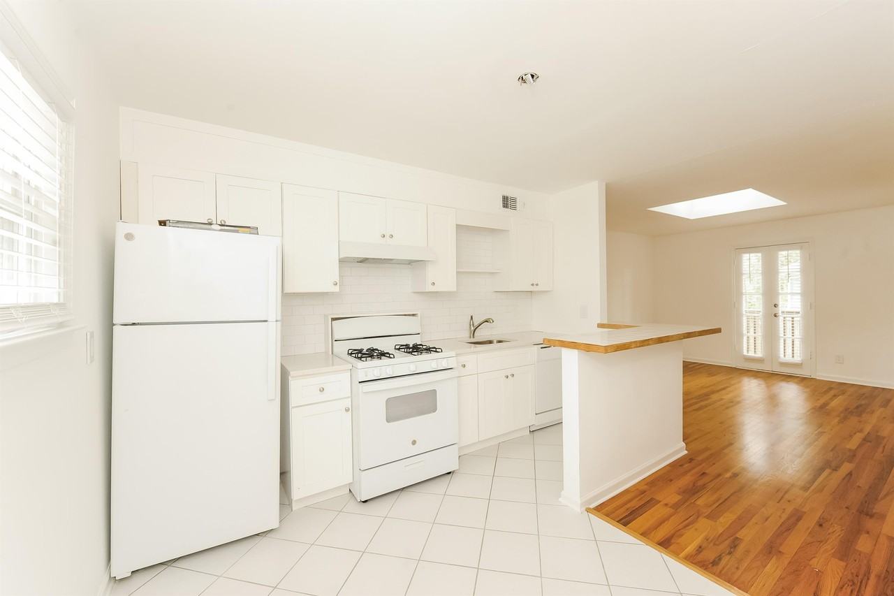 615 Boulevard Southeast #04 - Photo 2 of 13