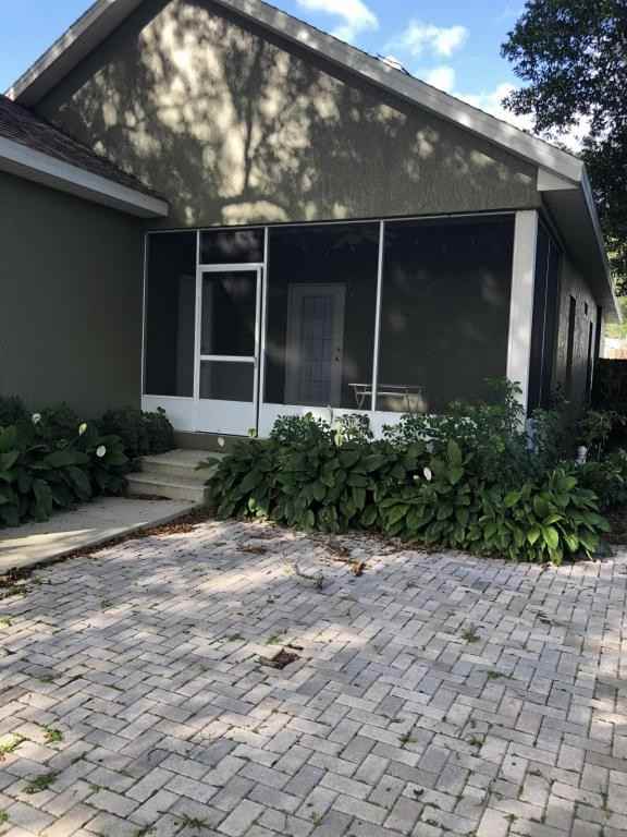 611 E Charles St - Photo 3 of 12