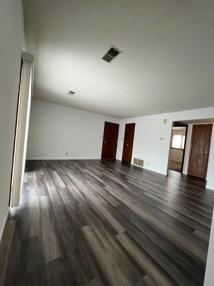 424 N 4 (Seward) - Photo 2 of 15