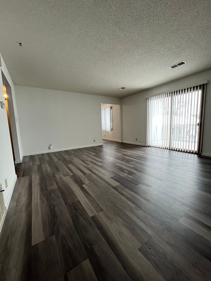 424 N 4 (Seward) - Photo 3 of 15