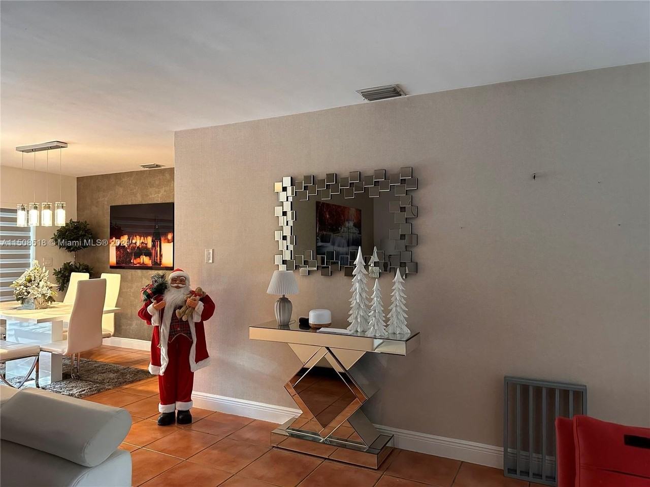 9765 Sw 15th St - Photo 3 of 8