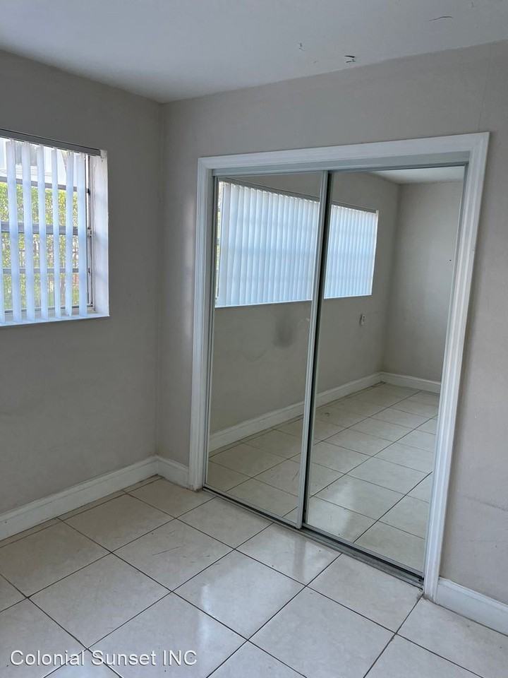 SAN SOUCI APARTMENTS by Colonial Sunset INC - Photo 3 of 9