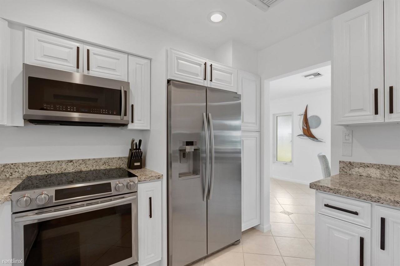 1093 Sw 14th St - Photo 3 of 18