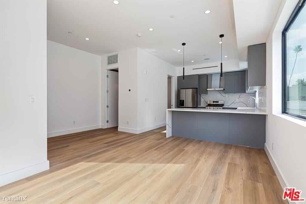 1436 Edgecliffe Dr #102 - Photo 2 of 10