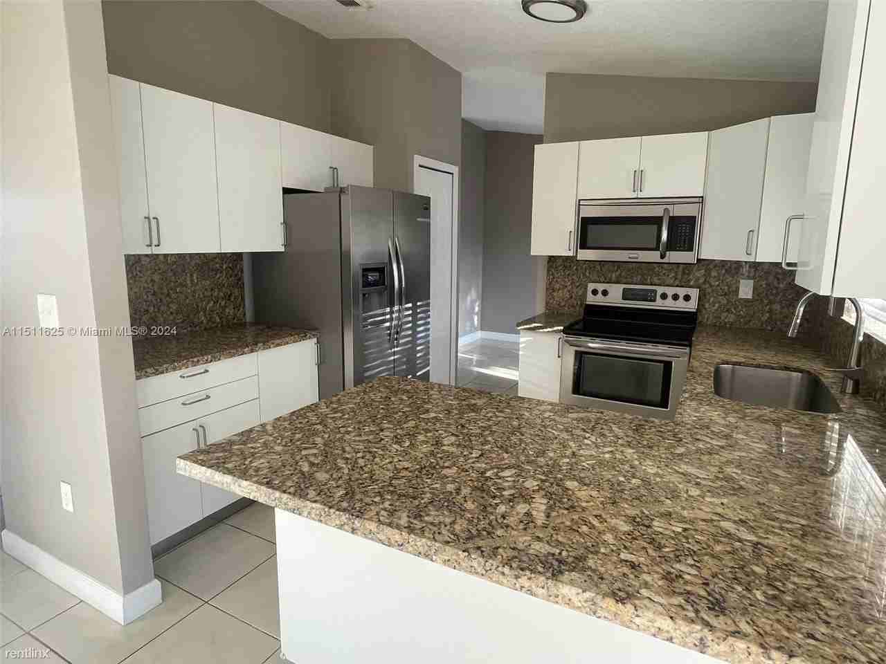 17900 Sw 154th Ct #17900 - Photo 3 of 10