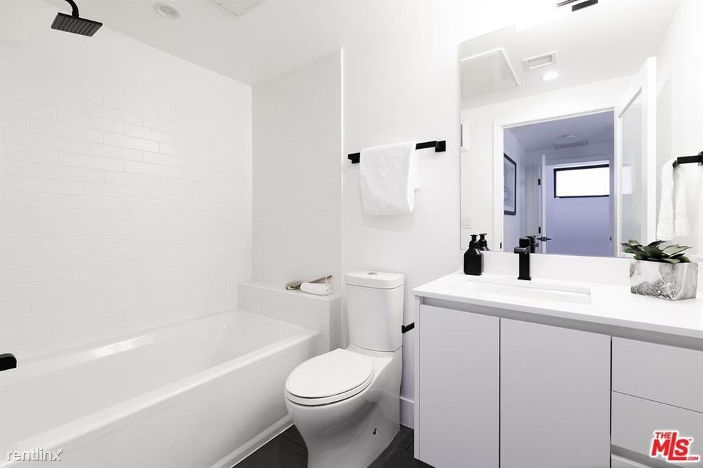 1304 N Mansfield Ave - Photo 3 of 12