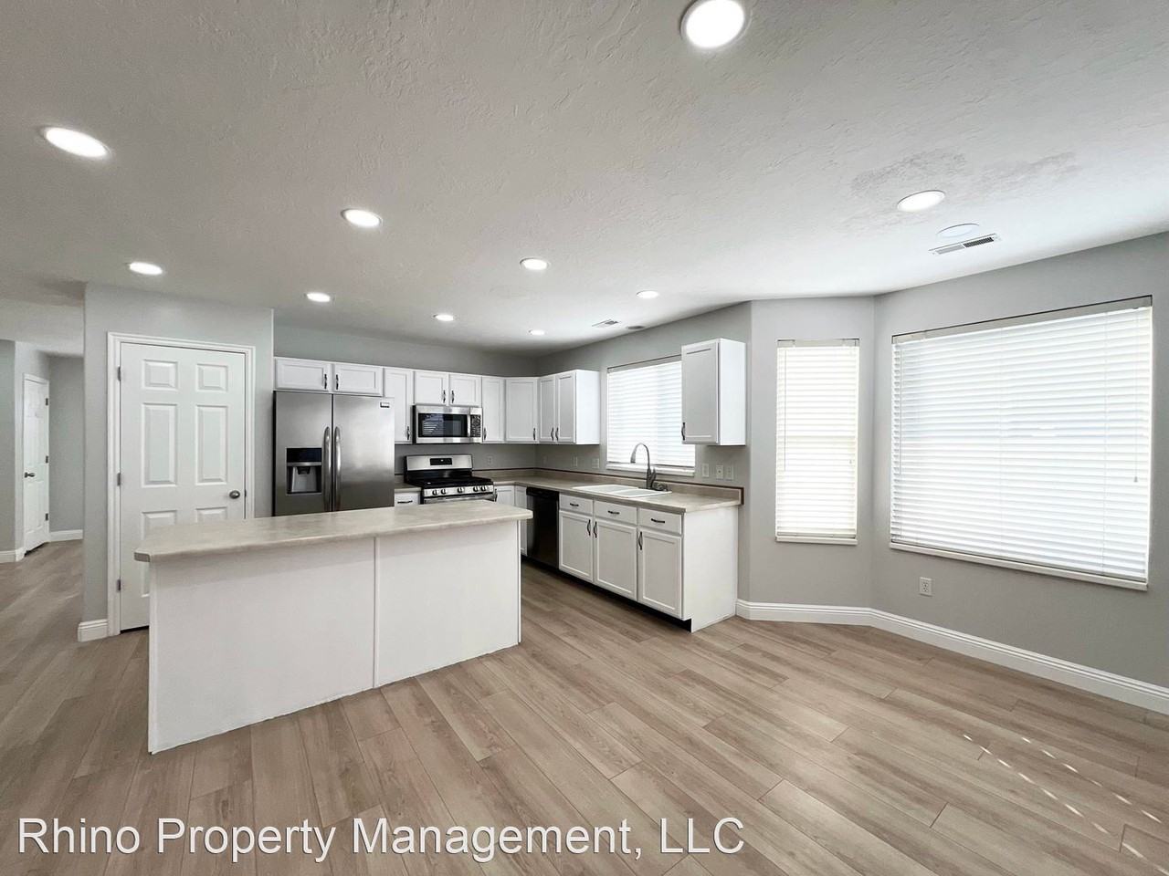 1004 Manchester Dr - Photo 3 of 19