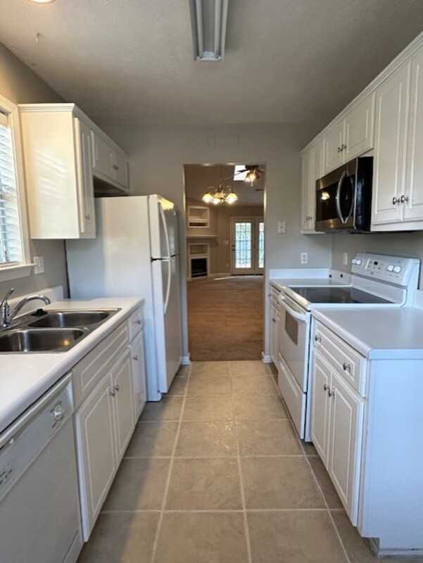 246 Waverly Ct - Photo 3 of 14