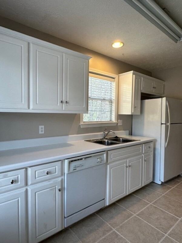 246 Waverly Ct - Photo 4 of 14
