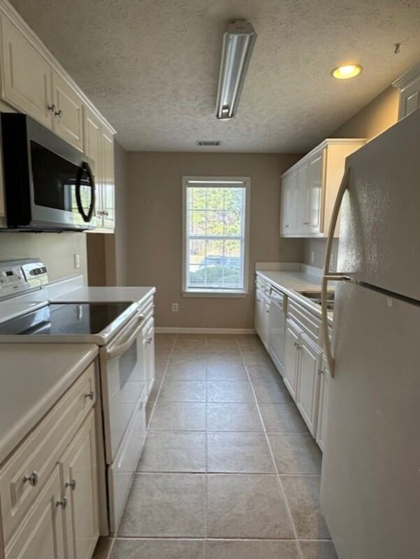 246 Waverly Ct - Photo 6 of 14
