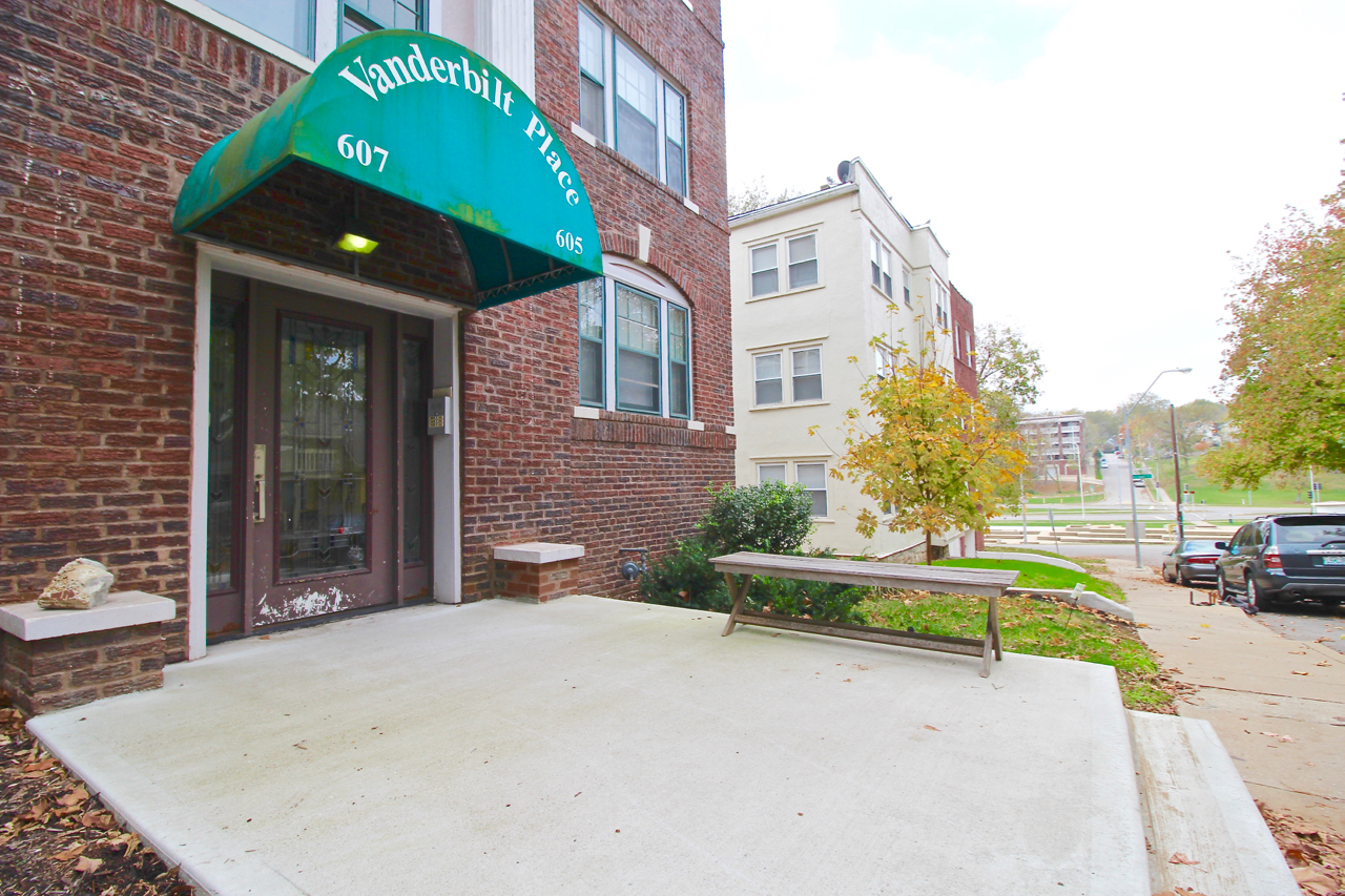 Vanderbilt Place | Beautiful Interior - Photo 3 of 23