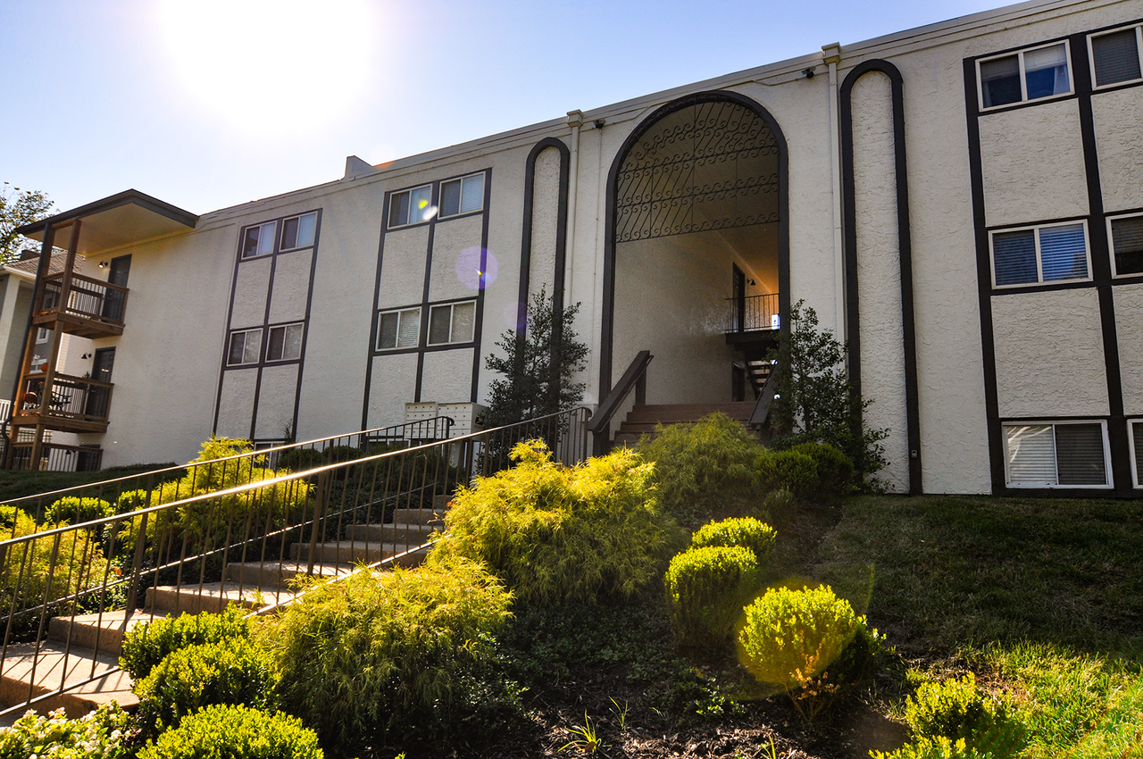 Warwick Gardens | Renovated with Serene Courtyard - Photo 3 of 44